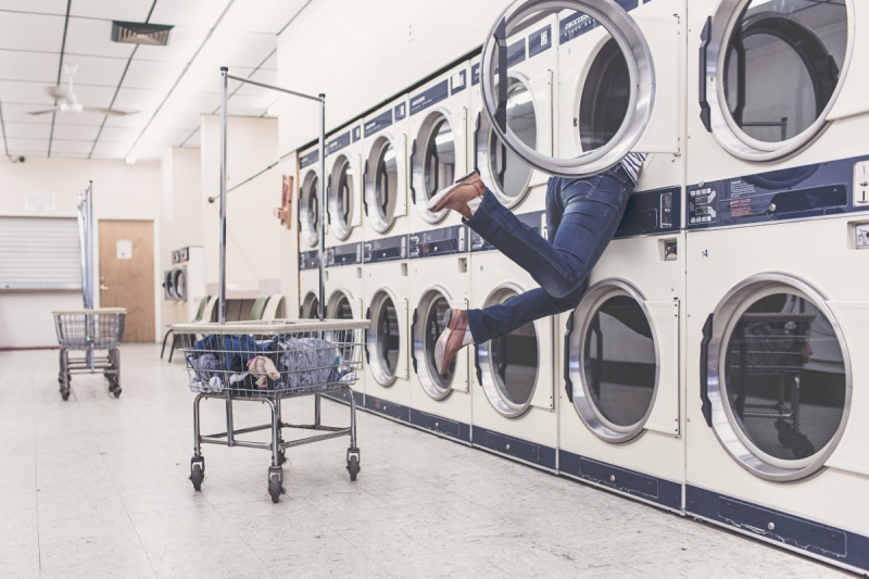 magasin-FAYENCE-min_laundry_washing_machines_housewife_household_laundry_shop_woman_funny_accident-946996